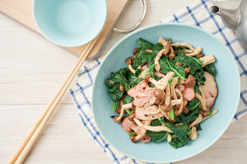 しめじとほうれん草とベーコンのソテー