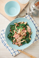 しめじとほうれん草とベーコンのソテー