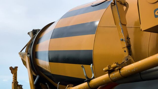 Bettoniera all'azione in cantiere edile