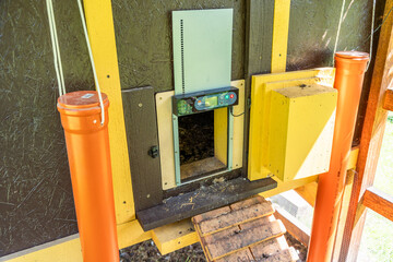 Hühnerhaus, Selbstgemachtes Hühnerhaus mit praktischen design Elementen, erhöhte Wohnraum zum eierlegen mit automatische Ausgangs Tür mit Holztreppen.  