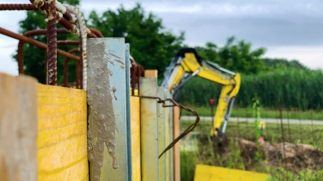 Escavatore idraulico esegue laavori di scavo in cantiere edile