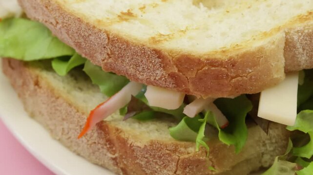 sandwich au surimi et crudit&eacute;s et chips, gros plan, dans une assiette