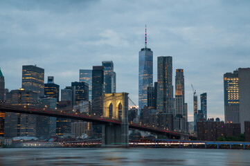 Obraz premium Manhattan view at dusk with Brooklyn bridge view