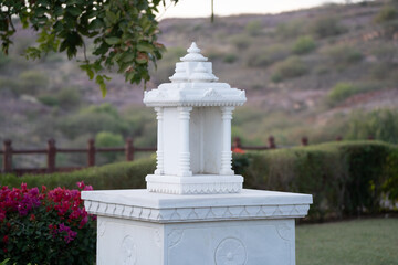 Obraz premium Small arches and buildings around Jaswant Thada centaph showing white marble architecture and a stunning view of jodhpur city