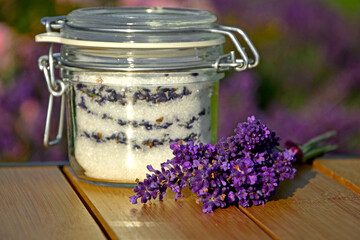 cukier lawendowy w słoiku i lawenda na stole, cukier aromatyzowany lawendą, sukier z lawendą w zamkniętym szczelnie słoiku weck, sugar with lavender in a jar on the table, lavender sugar, Lavandula 
