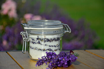 cukier lawendowy w słoiku i lawenda na stole, cukier aromatyzowany lawendą, sukier z lawendą w zamkniętym szczelnie słoiku weck, sugar with lavender in a jar on the table, lavender sugar, Lavandula 
