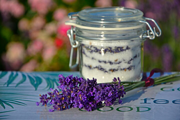 cukier lawendowy w słoiku i lawenda na stole, cukier aromatyzowany lawendą, sukier z lawendą w słoiku typu weck, sugar with lavender in a jar on the table, lavender sugar, Lavandula © kateej