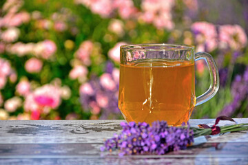 napój w szklance z lawendą, lawendowa cherbata i kwiaty lawendy na stole, drink in a glass with lavender, lavender tea and lavender flowers on the table, Lavender tea, cup of tea with lavender flower
