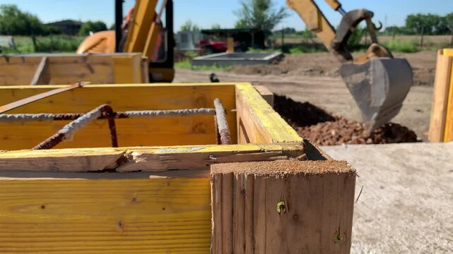 Escavatore idraulico esegue laavori di scavo in cantiere edile