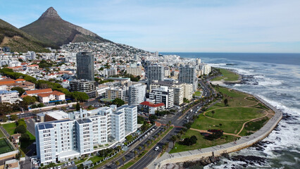Obraz premium Sea Point Cape Town promenade and beachfront with Lions head in the background