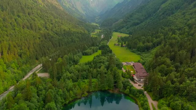 Der Christlessee in Oberstdorf, beim Weiler Gottenried, im bayerischen Landkreis Oberallgau in Deutschland Luftaufnahme. Crystal clear Lake Christlessee in mountains of Alps aerial view in summer. 