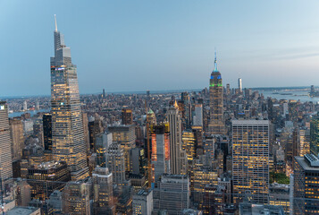 Naklejka premium Night time panoramic view of New York skyline with lights