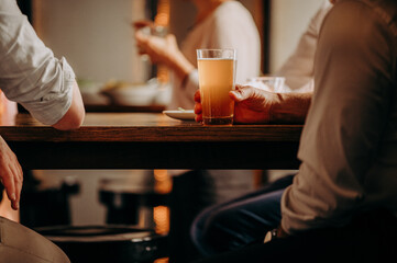 Spożywanie alkoholu w pubie