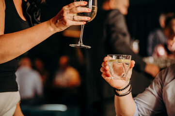 Spożywanie alkoholu w pubie