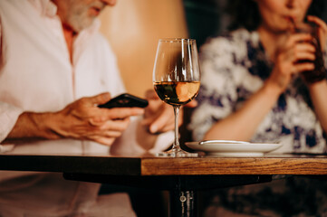 Spożywanie alkoholu w pubie