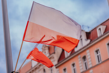 Powiewająca flaga Polski © rozentuzjazmowany