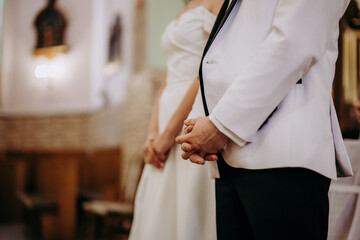Obraz premium dłonie ludzi modlących się w kościele