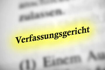 Fototapeta premium Verfassungsgericht - Deutsches Text Wort mit gelber Markierung