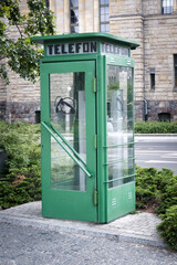Zielona budka telefoniczna, dawny sposób komunikacji.