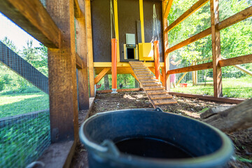 Hühnerhaus Innenraum mit Premium Ausstattung, Holztreppen, Automatisches Ausgangstür