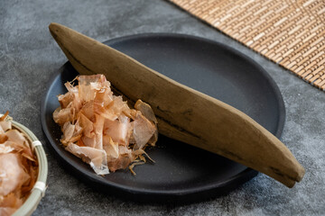 鰹節と黒背景で高級感あるイメージ