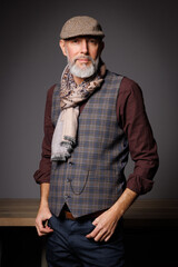 Relooking homme élégant hipster avec une barbe et un look vintage en costume et gilet
