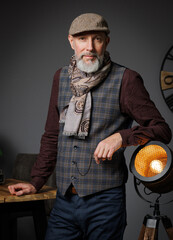 Relooking homme élégant hipster avec une barbe et un look vintage en costume et gilet