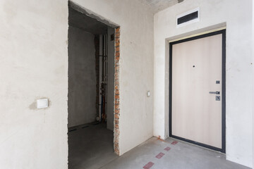 Fototapeta premium interior of the apartment without decoration in gray colors. rough finish