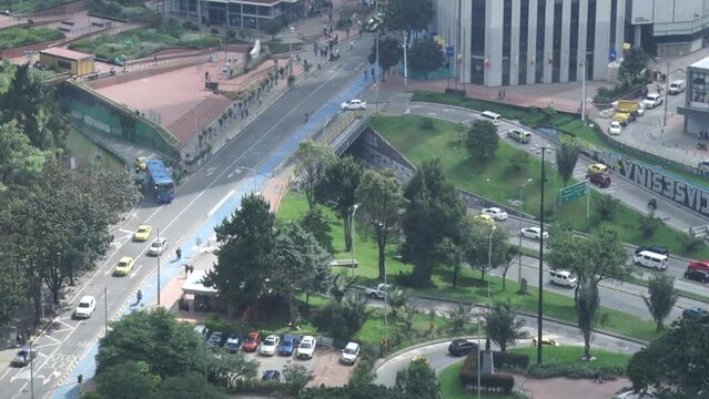 Carrera septima en la Ciudad de Bogot&aacute;, acompa&ntilde;ado de muchos automoviles