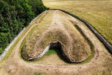 Belas Knap 5000 year Neolithic chambered long barrow near Winchcombe, UK. Cotswold Severn Cairn type. Looking south over the forecourt © David Matthew Lyons
