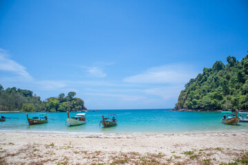 Obraz premium White sand beach and Long-tail boat at Kham-Tok Island (koh-kam-tok), The beautiful sea Ranong Province, Thailand.
