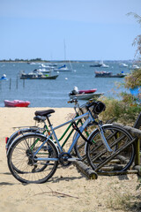 Fototapeta premium Cap Ferret (Bassin d'Arcachon, France). Vélos en bord de plage