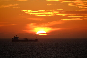 Fototapeta premium boat on sunset 