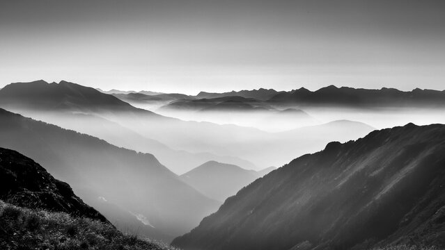 Photo noir et blanc des vall&eacute;es voil&eacute;es par la brume de chaleur en Andorre une chaude journ&eacute;e d'&eacute;t&eacute;
