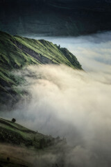 La mer de nuages a envahie une vallée des Pyrénées ariégeoises dans le Couserans
