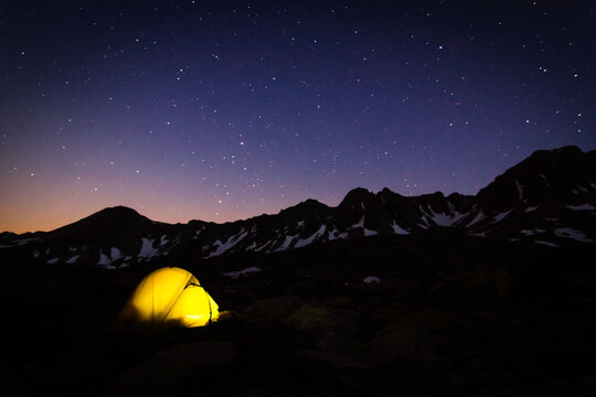 Photo d'une tente la nuit lors d'un bivouac en montagne