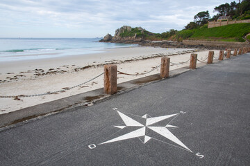 Rose des vents sur la digue d'une plage en Bretagne