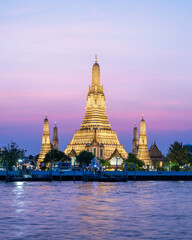 Fototapeta premium Pagoda at Wat Arun, a royal temple at Chaopraya river on twilight time, Bangkok, Thailand.