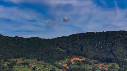 Foto aérea en zona rural del municipio de La Ceja, Antioquia, Colombia. Se disfruta del hermoso contraste entre el verde de sus montañas y el cielo azul