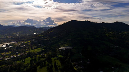 Naklejka premium Foto aérea en zona rural del municipio de La Ceja, Antioquia, Colombia. Se disfruta del hermoso contraste entre el verde de sus montañas y el cielo azul