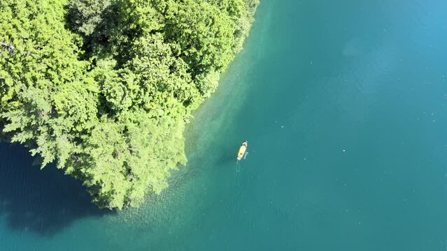 長野県大町市青木湖夏SUPドローン空撮 stand up paddle in a lake