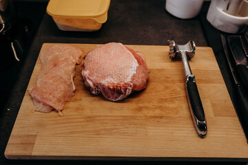 Tłuczenie czerwonego mięsa na kotlet