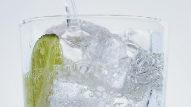グラスに入った炭酸水と氷とライム