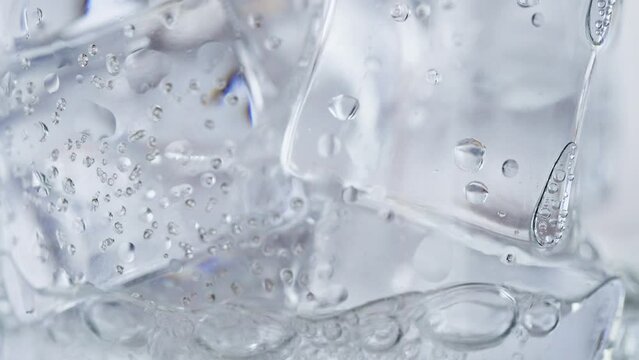 グラスに入った炭酸水と氷