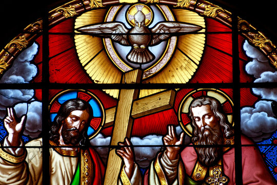 Stained glass window depicting the Holy Trinity, Jesus, God and the Holy Spirit in the form of a dove. Vitrail repr&eacute;sentant la Sainte Trinit&eacute;, J&eacute;sus, Dieu, et la colombe de l'esprit saint.