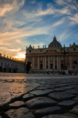 Piazza di San Pietro a Roma nella città del Vaticano durante un tramonto autunnale