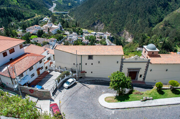 Obraz premium A typical cozy area in the town of Guapulo, Ecuador. This town is near by the capital Quito. Taken on a sunny morning.
