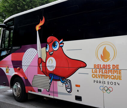 Car du personnel pour les jeux olympiques de Paris 2024 de passage &agrave; Avignon