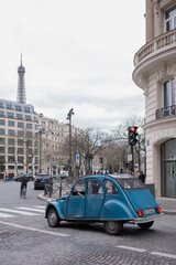 Fotografía de paris, con un coche azul de frente