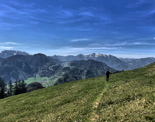 Wanderer (männlich) auf dem Weg zur Rechenberg Alm, Alpen, Chiemgau, Bayern, Deutschland